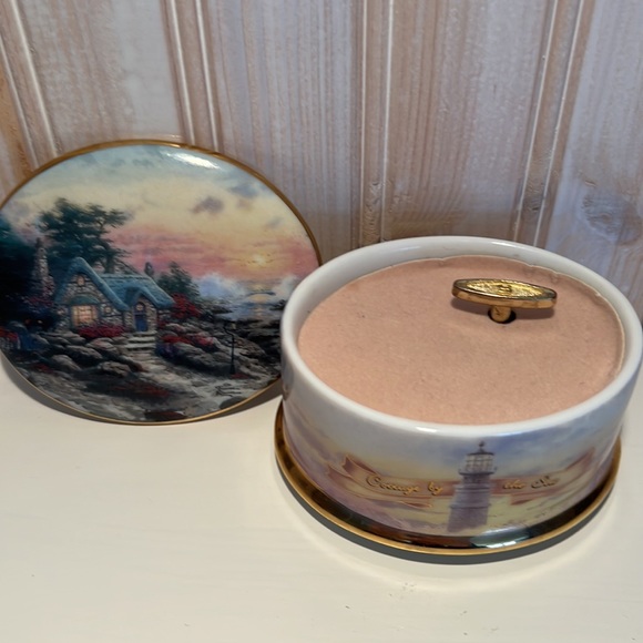 Retired 1999 Cottage By the Sea Music Box - Picture 3 of 5